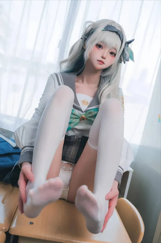 10677