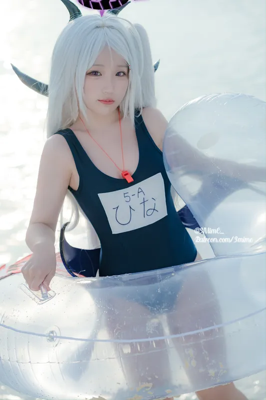 10652