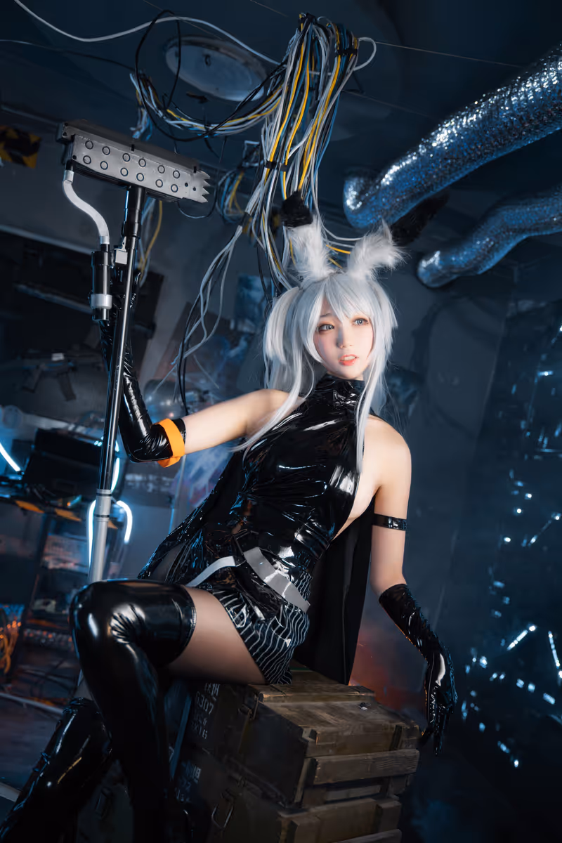 周叽是可爱兔兔 cosplay 暴行 (明日方舟) – photo 8 of 22