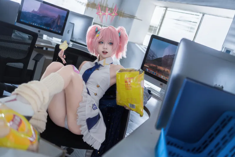 8886
