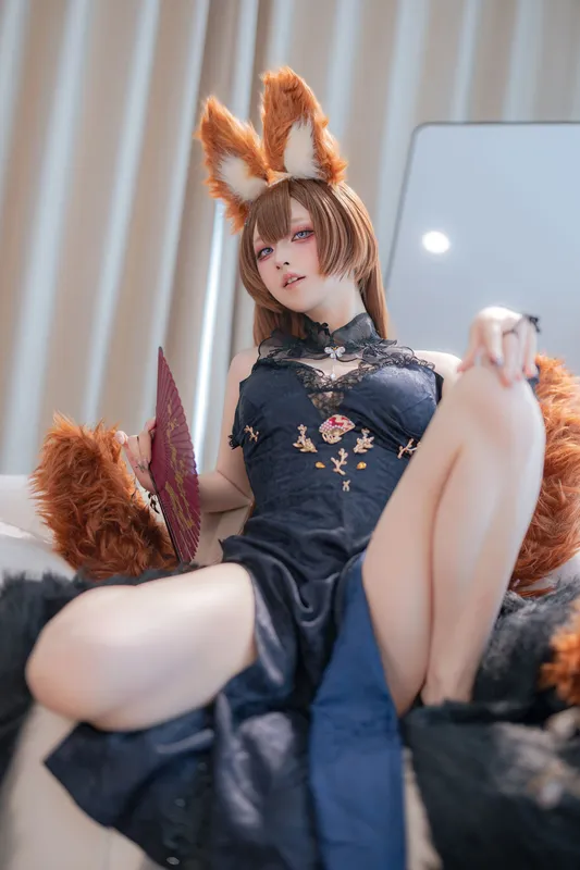 8902