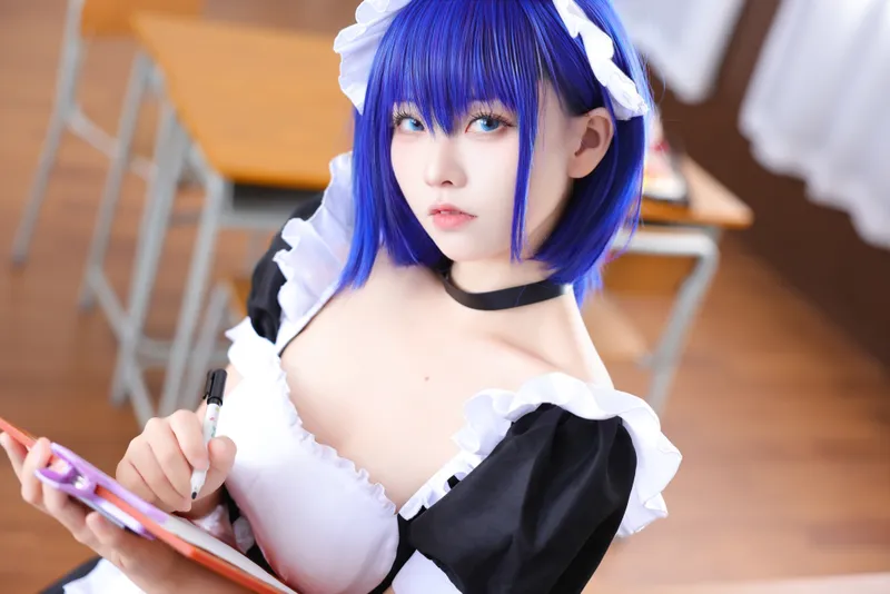 8900