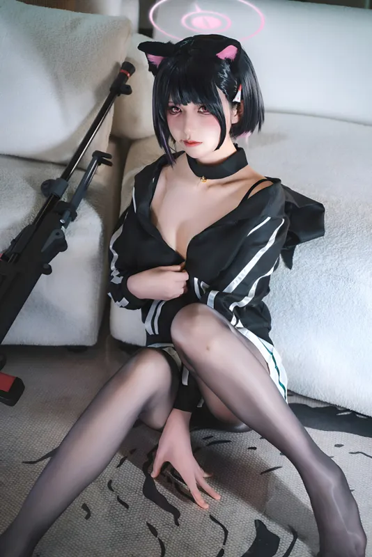8906