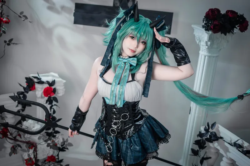 10472