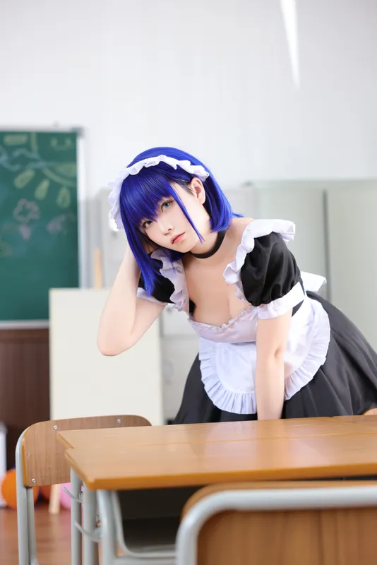8900