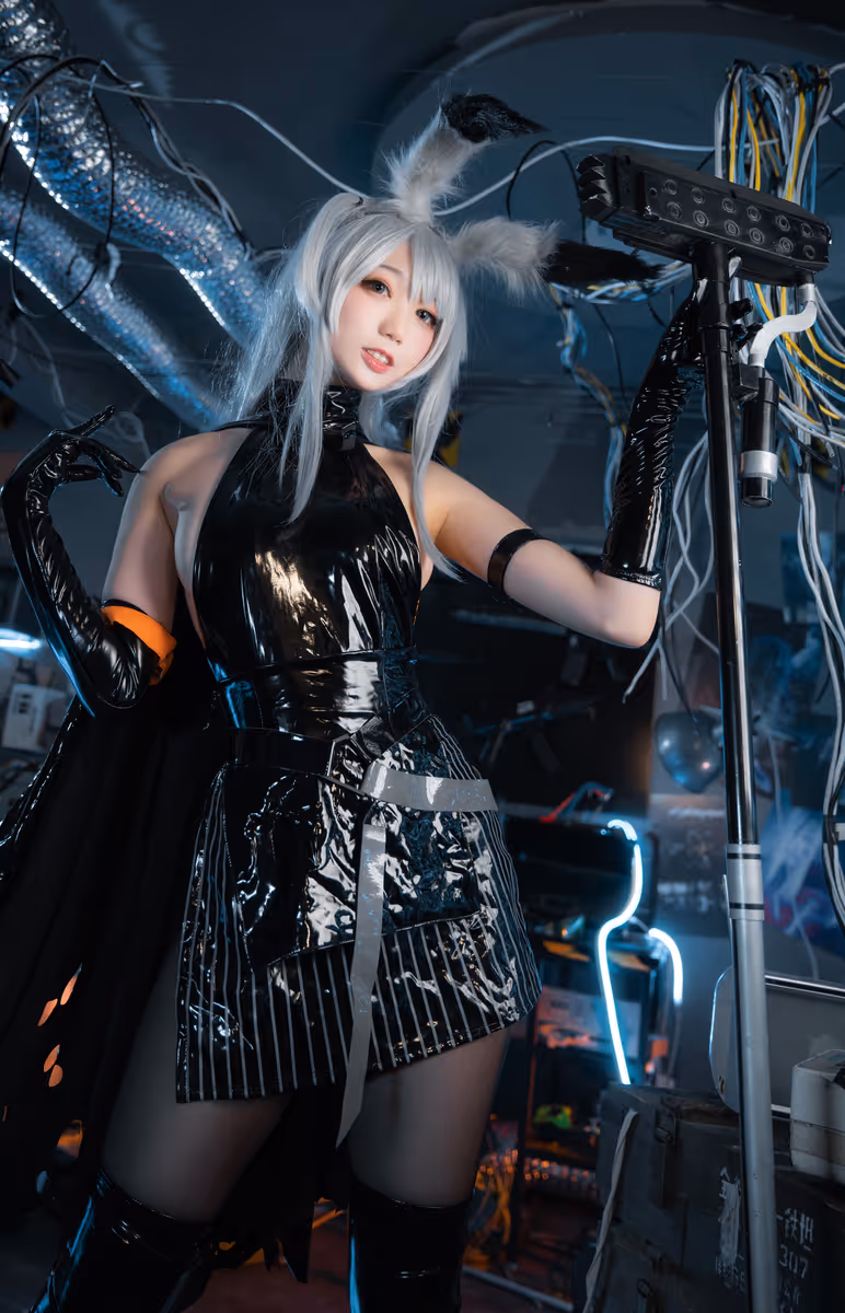 周叽是可爱兔兔 cosplay 暴行 (明日方舟) – photo 6 of 22